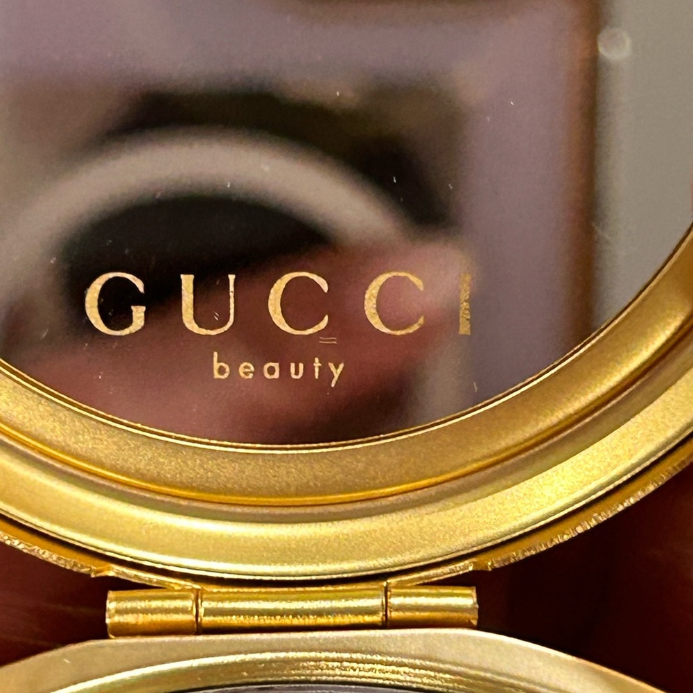Gucci Beauty | NEW & Sealed Gold Mirror with Floral Pink Pouch ⭐️ - Picture 4 of 11